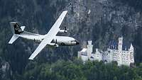 Die silbern lackierte Transall fliegt über Schloss Neuschwanstein hinweg.