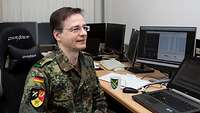 Soldat in einer Interviewsituation