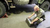 Soldat an einem Bremsprüfgerät