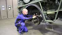 Soldat arbeitet an einer Fahrzeugachse