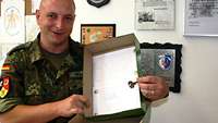 Ein Soldat mit einem Schlüssel