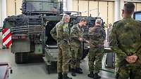 Mehrere Soldaten stehen vor dem Schützenpanzer Puma.