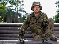 Die Reserve ist fit. Soldat überwindet die Hindernisbahn.