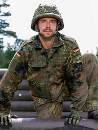 Soldat überwindet die Hindernisbahn.
