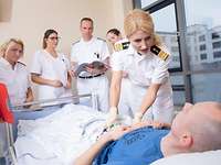 Untersuchung Ärztin der Bundeswehr bei der Untersuchung eines Mannes