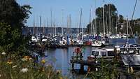 Segelboote in einem Hafen am See