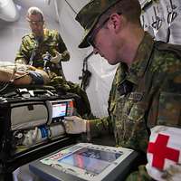 Sanitäter versorgen einen Verwundeten