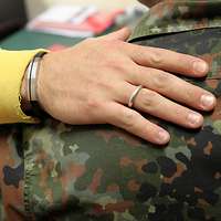 Einem Soldaten wird die Hand auf die Schulter gelegt