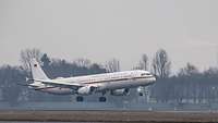 Der A321 kurz vor seiner Landung auf dem militärischen Teil von Berlin-Tegel. 