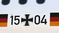 Hier ist das Taktische Kennzeichen des neuen A321-200 der Flugbereitschaft zu sehen. Es lautet "15+04".