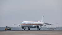 Der A321 wird nach seiner Landung von einem Follow-me-car zu seiner Parkposition geführt.