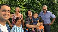 Ein Mann macht ein Selfie mit seiner Familie