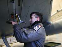 Ein Oberfeldwebel hantiert am Kampfflugzeug Eurofighter. Ein deutscher Soldat arbeitet an einem Kampfflugzeug vom Typ Eurofighter.