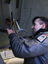 Ein deutscher Soldat arbeitet an einem Kampfflugzeug vom Typ Eurofighter.