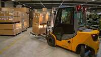 Ein Gabelstapler transportiert Güter in einer Halle