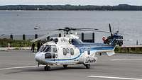 Ein Cougar AS#en 532 U2 der Flugbereitschaft steht auf einem Flugplatz
