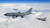 Ein Eurofighter wird im Flug über einen Betankungsschlauch vom Airbus A310 MRTT betankt.