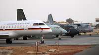 Eine Global 5000 der Bundeswehr steht zusammen mit Flugzeugen verschiedener Nationen auf dem Flugfeld in Dakar.