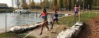 Läuferinnen durchlaufen gerade einen Wassergraben.