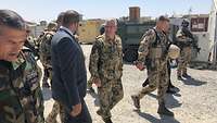 Eine Gruppe Soldaten läuft durch ein Camp in Afghanistan