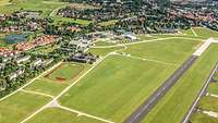 Luftbild der Start- und Landebahn des Fliegerhorstes Kaufbeuren.
