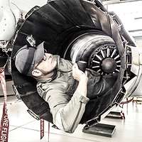 Mit der Taschenlampe prüft ein Soldat, ob die Arbeiten am Triebwerk des Eurofighters korrekt ausgeführt wurden.