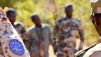 Bei EUTM berät die Bundeswehr die malischen Streitkräfte Mehrere Soldaten stehen beieinander