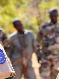 Mehrere Soldaten stehen beieinander 