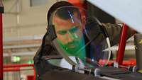 Die Instandsetzungskooperation Kampfflugzeuge überprüft die Elektronik im Cockpit des Tornados