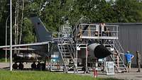 Tag der Bundeswehr in Erding: Die Besucher steigen über eine Treppe zum Cockpit desTornado und dürfen dort einmal Probe sitzen.
