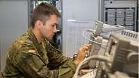 Soldat arbeitet an einem System