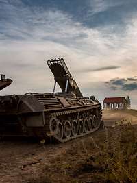 ILÜ Landstreitkräfte 2019: Brückenlegepanzer Biber Ein Panzer steht bei Sonnenuntergang am Rande eines Übungsplatzes.