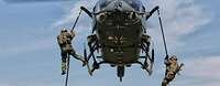 Soldaten seilen sich aus einem Hubschrauber ab