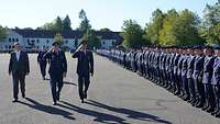  Staatsminister Dr. Florian Herrmann, Generalleutnant Ingo Gerhartz, Brigadegeneral Michael Traut beim Abschlussappell.