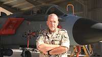 Flugsicherheitsmeister Mike B. steht vor dem Tornado auf dem Flugfeld
