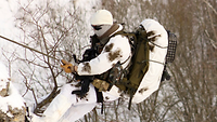 Ein Soldat lässt sich abseilen.