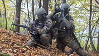 Zwei Soldaten mit einer Antenne im Wald