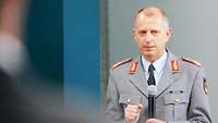 Ein Soldat spricht ins Mikrofon.