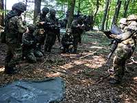 Soldaten stehen vor einem Geländesandkasten
