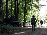 Soldaten laufen vor einm Fahrzeug