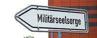 Hinweisschild zur Militärseelsorge