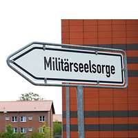 Hinweisschild zur Militärseelsorge