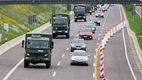 Bundeswehrfahrzeuge auf der Autobahn