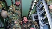 Soldaten im inneren einer Serverkabine.