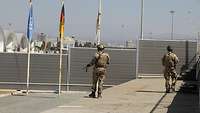 Zwei Soldaten laufen auf Streife im Camp