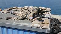 Zwei Soldaten liegen in einer Stellung und überwachen das angrenzende Gelände