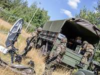Soldaten bauen eine Satellittenschüssel auf
