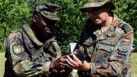 Soldaten üben sich an der Pistole P8