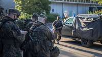 Ein Soldat vor einer Gruppe anderer