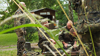 Soldaten bei der behelfsmäßigen Wasserzubereitung.